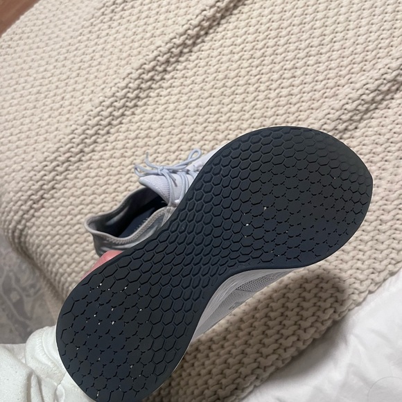 Twice worn new balance - Picture 4 of 5